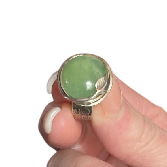 Signed Israel Round Cabochon Jade Stone & 925 B Silver Grape Vine Motif Ring - Picture 5 of 11